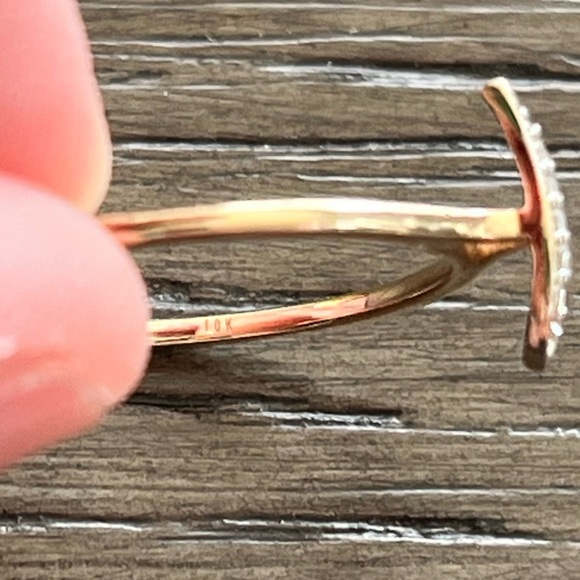 10K Gold & Diamond Ring - Picture 2 of 3